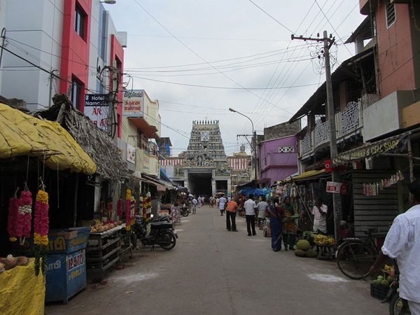  மகனின் கோயிலினுள் அப்பாவுக்கு கோயில்
