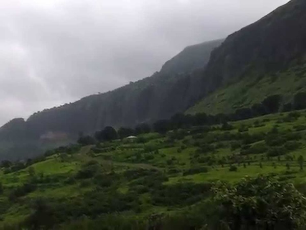 ஒரு கிலோமீட்டர் தொலைவில் ஒரு கிராமம் ஒரு கிலோமீட்டர் தொலைவில் ஒரு கிராமம்
