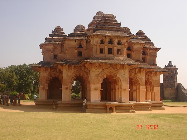  திருமங்கையர் மட்டுமே