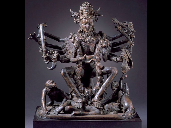 18 கைகளுடன் பிரமாண்டமாக காட்சி