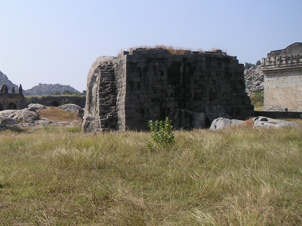 கோட்டையின் கம்பீரம் கோட்டையின் கம்பீரம்