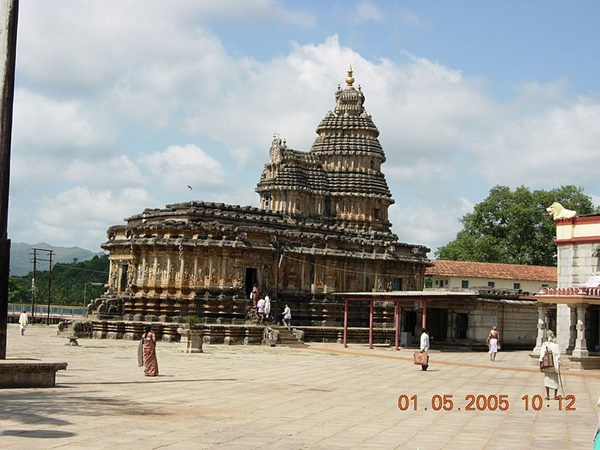 ஆயிரமாயிரம் பக்தர்களால் பூசிக்கப்படும் இடம்