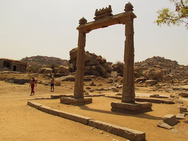  ராணிகளின் புடைப்பு சிற்பங்கள்