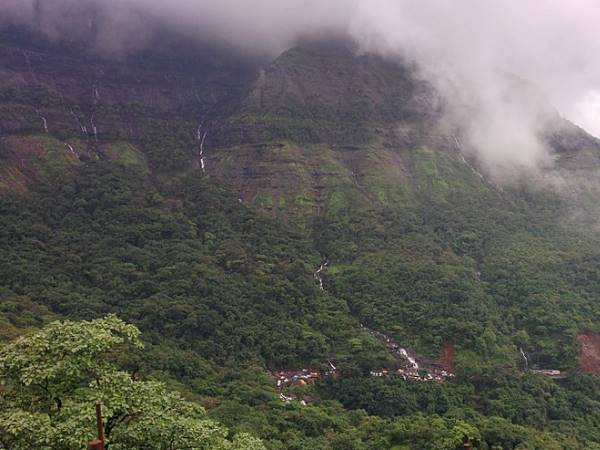 ஆர்ப்பரித்து கொட்டும் ஆயிரம் அருவிகள் எங்கே தெரியுமா?