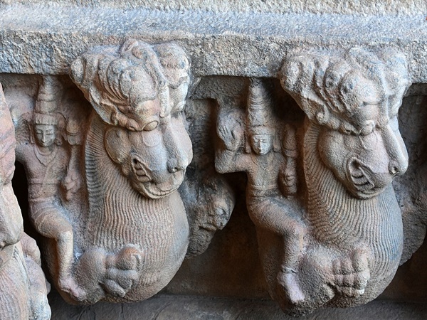யாளியில் பயணிக்கும் வீரர்கள் யாளியில் பயணிக்கும் வீரர்கள்