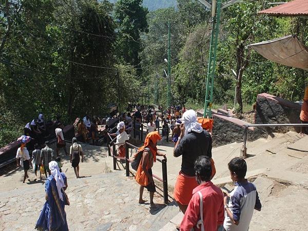 நுழைவு வாயிலில் போராட்டம்