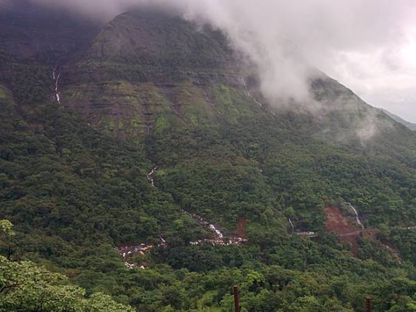 ஆர்ப்பரித்து கொட்டும் ஆயிரம் அருவிகள் எங்கே தெரியுமா?