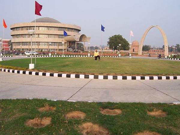 மஹாலட்சுமி, சரஸ்வதிக்கு நிகராக மகாராஜாவுக்கு வளாகம்! யாரந்த அகர்சன் மகாராஜா?