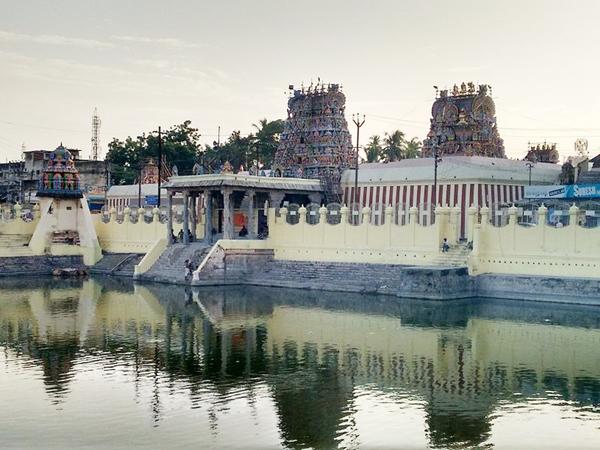 சனிக்கிழமைகளில் கூட்டம் சனிக்கிழமைகளில் கூட்டம்