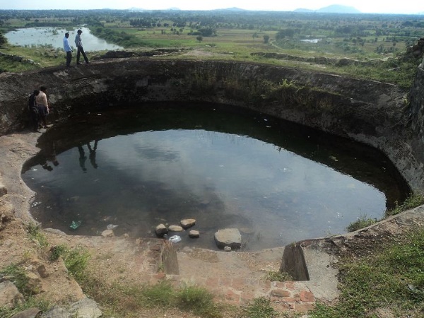 நவாபின் நீச்சல் குளமும் சிறைச் சாலையும்