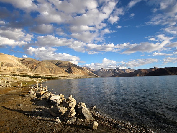 பனியாக மாறும் ஏரி