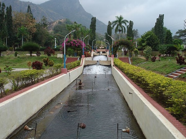 மலையின்மேல் காதலில் வீழ்ந்த மேகங்கள்