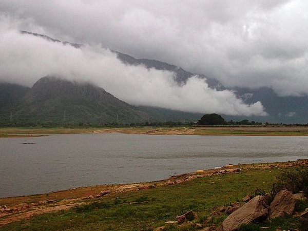 மழை பொழிந்திடும் நேரம்