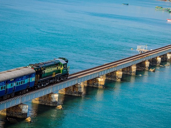 அழகிய பாம்பன் பாலம் 