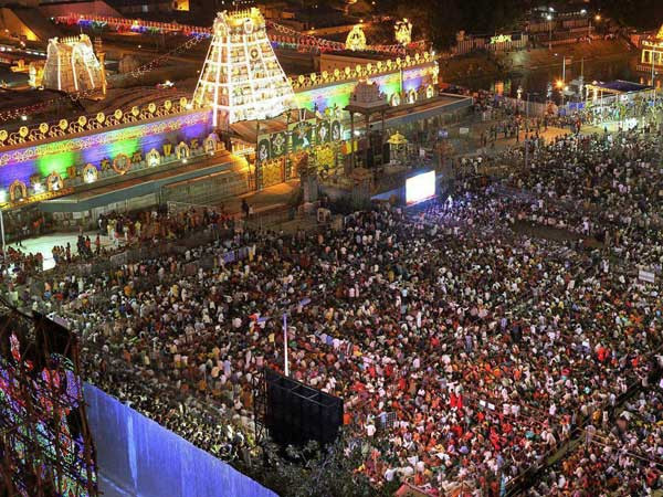 கடலென குவியும் மக்கள் கூட்டம் கடலென குவியும் மக்கள் கூட்டம்