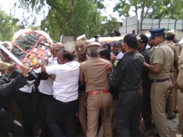 பக்கிங்ஹாம் அரண்மனை போல கம்பீரமாக இருந்த அரங்கம்