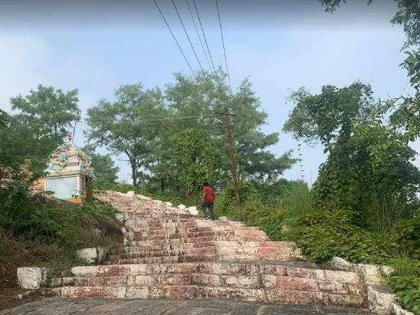 ஒரு சிறு ட்ரெக்கிங் செய்து கோவிலை அடையுங்கள்