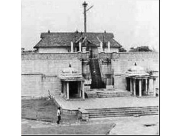 1950 களில் உடைக்கப்பட்ட ஐயப்பன் சிலை 1950 களில் உடைக்கப்பட்ட ஐயப்பன் சிலை