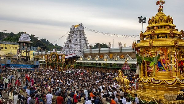 நேரில் வந்து டோக்கன் பெற்று சுவாமி தரிசனம் செய்பவர்களே அதிகம் நேரில் வந்து டோக்கன் பெற்று சுவாமி தரிசனம் செய்பவர்களே அதிகம்