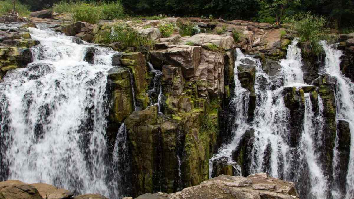 Puliyancholai waterfalls Puliyancholai waterfalls