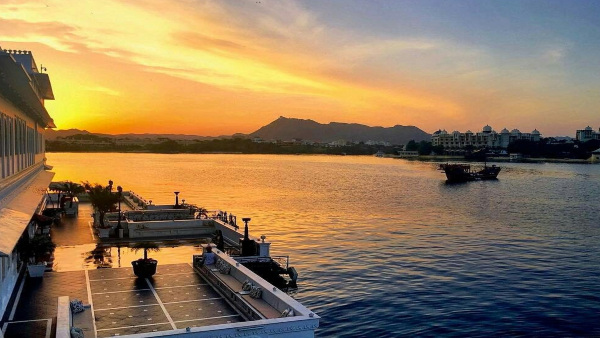 thetajlakepalace1