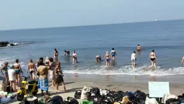 russiantouristscleaningkeralabeaches1 russiantouristscleaningkeralabeaches1