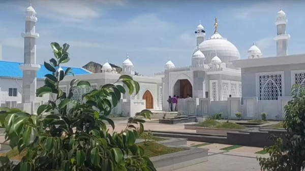 Taj Mahal is located in Tamil Nadu