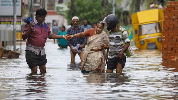 rainfall and thunderstorm create chaos in chennai rainfall and thunderstorm create chaos in chennai