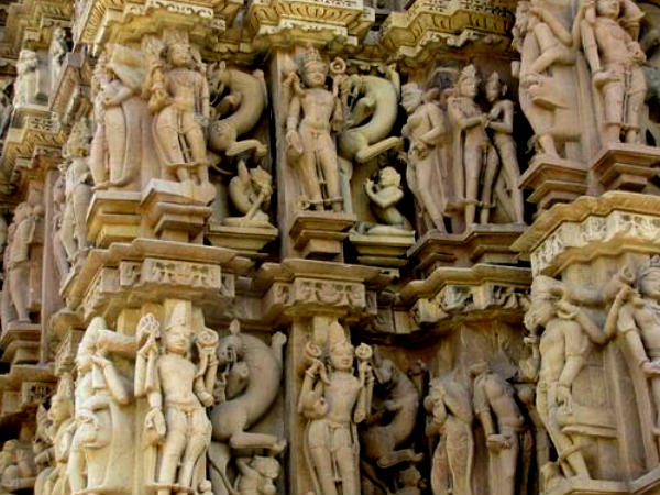 ఖజురాహో అందాలు - కౌగిళ్ల బంధాలు!