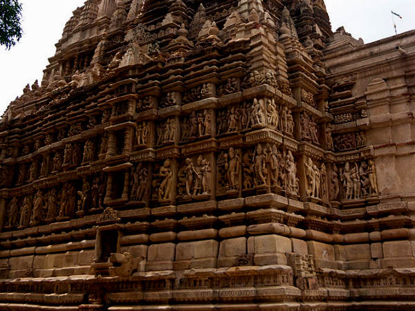  ఖజురాహో అందాలు - కౌగిళ్ల బంధాలు!