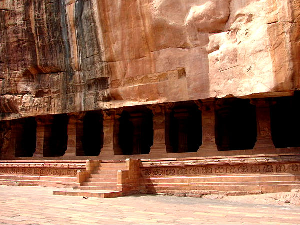  గురు సినిమా - బాదామిలో కల బాదామి కేవ్స్ 