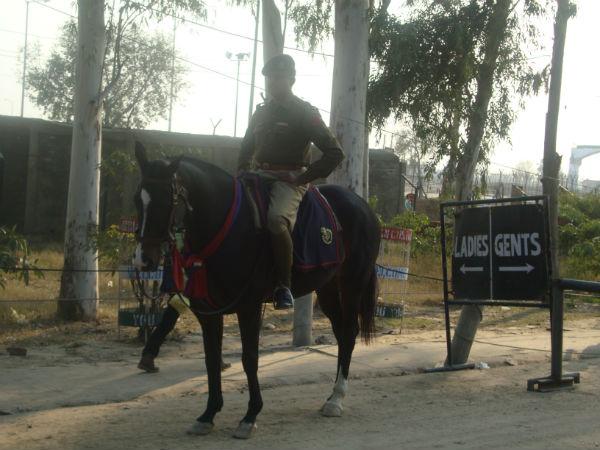 పురుషులకు, మహిళలకు వేరు వేరు మార్గాలు 