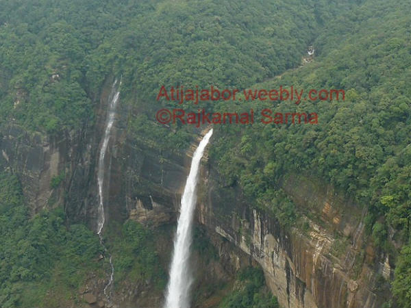 నోహ కలికాయ్ జలపాతాలు 