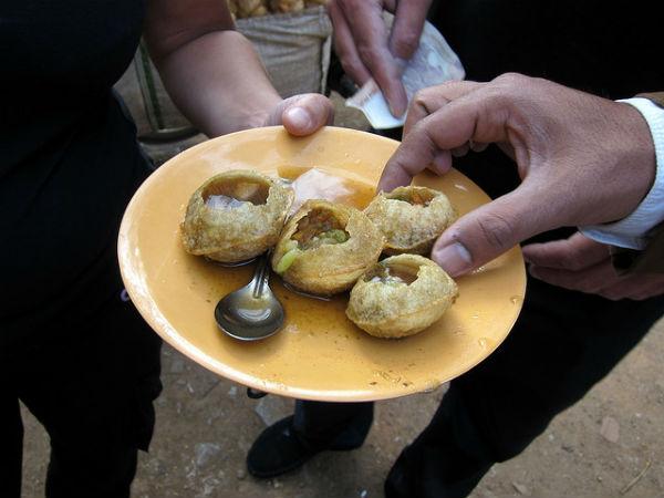 నగర జీవనం ఎక్కడైనా ఇంతే...!