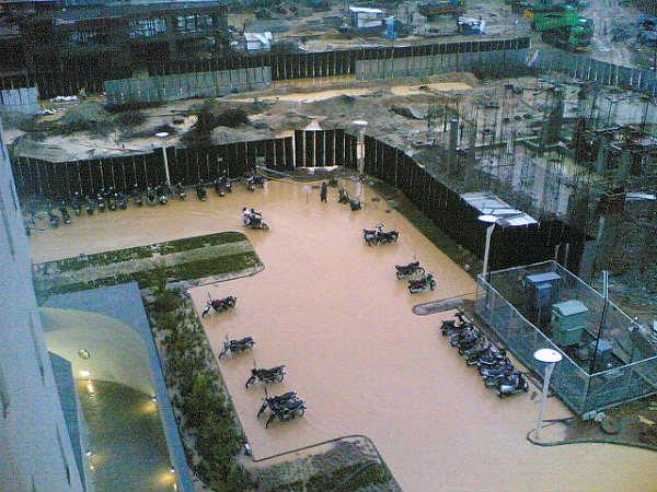 నగర జీవనం ఎక్కడైనా ఇంతే...! 