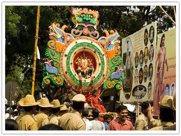 నగర జీవనం ఎక్కడైనా ఇంతే...! 