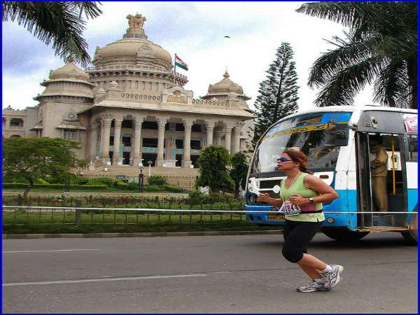 నగర జీవనం ఎక్కడైనా ఇంతే...! 
