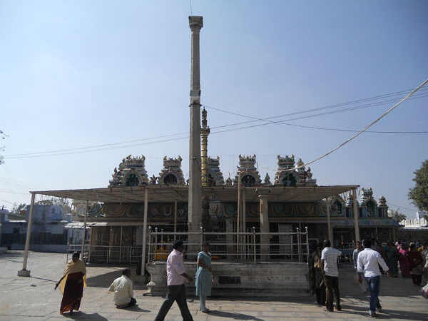 యాదగిరి గుట్ట దేవాలయం - దూర దృశ్యం 