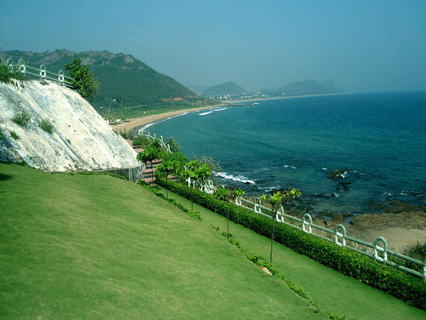 తెన్నేటి పార్కు వద్ద బీచ్ అందాలను తిలకిస్తూ...