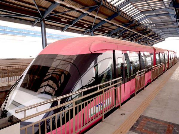 ప్లాట్ ఫారంమీదకు వచ్చిన మోనో రైలు