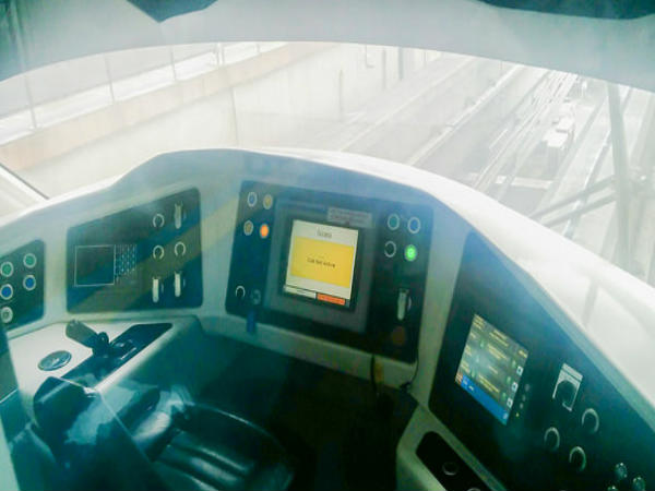 మొనోరైలులోని స్విచ్ బోర్డులు 