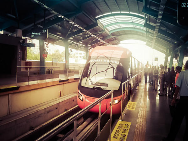 మొనోరైలు ఎక్కడానికి సిద్దంగా ఉన్న ప్రయాణీకులు