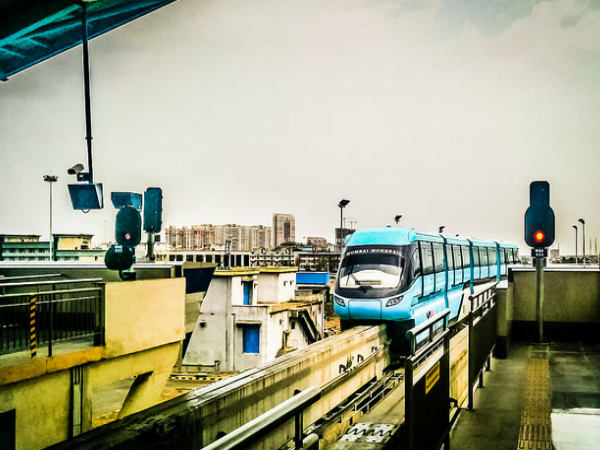 ప్లాట్‌ఫారం మీదకు దూసుకువస్తున్న మొనోరైలు