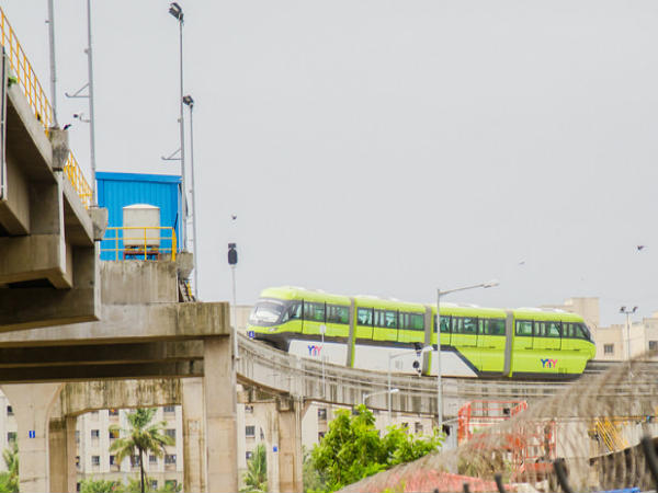 వంపులు తిరుగుతున్న మొనోరైలు