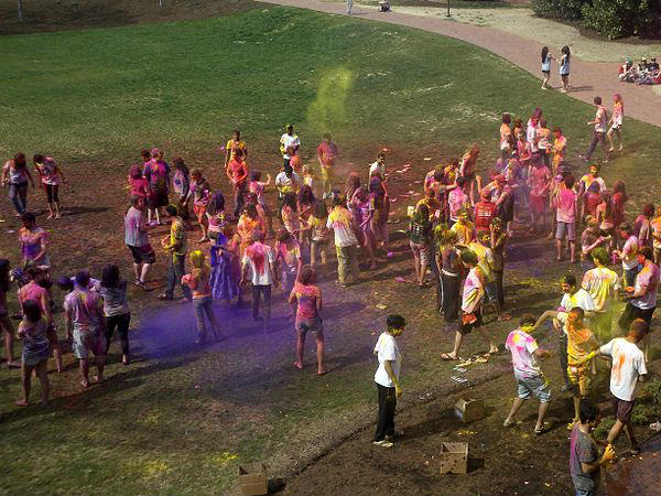 ప్రపంచంలో భారతీయులతో పాటుగా సంబరాలు జరుపుకుంటూ