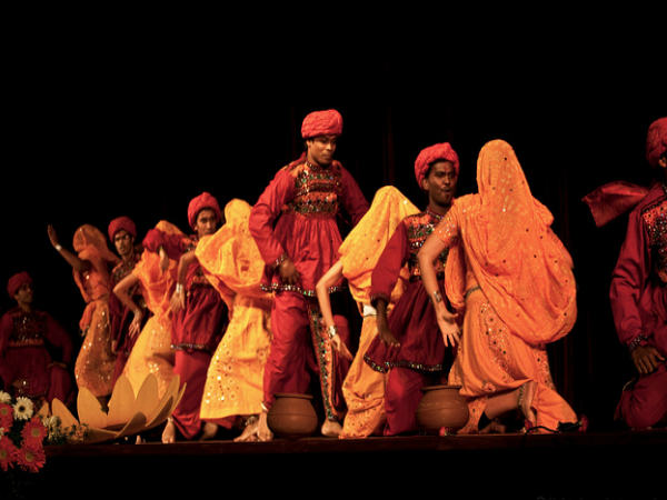 జానపద నృత్యాల గ్రామం