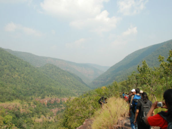 పర్యాటకులు విహరిస్తూ..