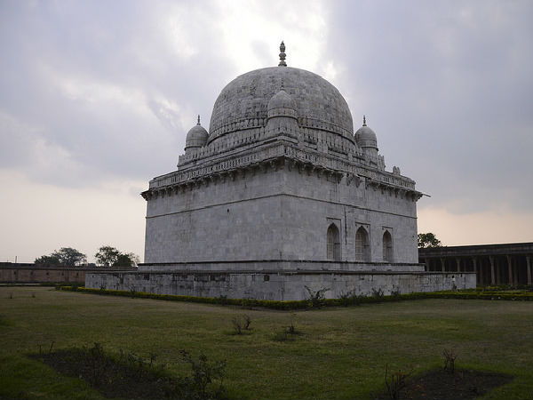 హోల్కర్‌ వంశస్థుల సమాధి