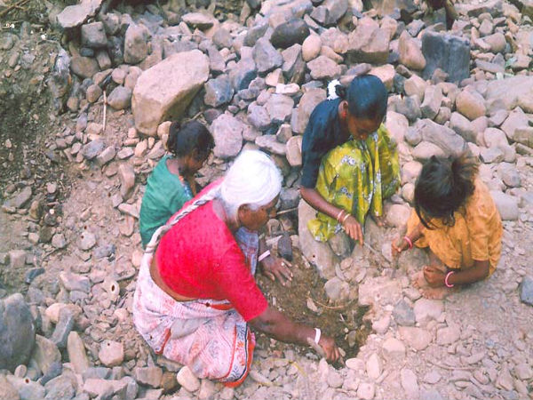 వజ్రాల కోసం అన్వేషిస్తున్న స్థానికులు 