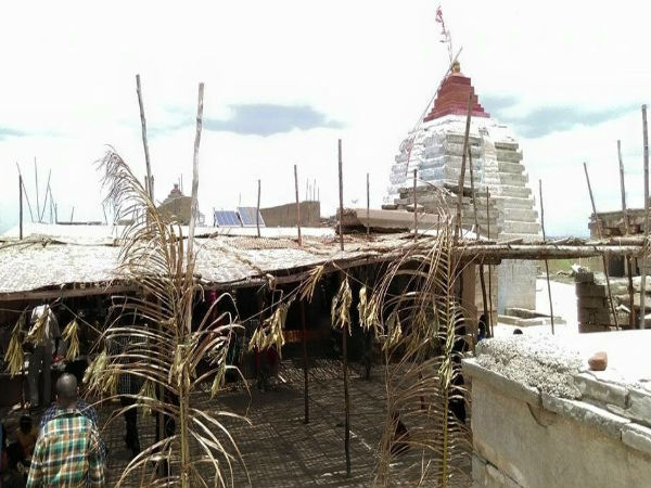 ఆలయం వద్ద భక్తులు